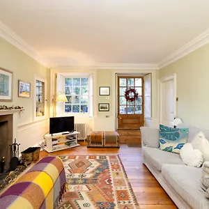 idyllic-calton-hill-cottage.edinburghhotelsuk.org/